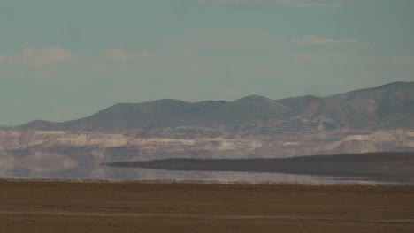 Un-Espejismo-En-El-Desierto-Provocando-Una-Ilusión-óptica