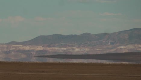 un espejismo en el desierto que causa una ilusión óptica
