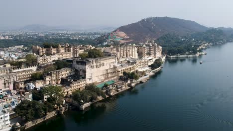 Toma-Aérea-Del-Palacio-De-La-Ciudad-De-Udaipur,-Rajasthan,-India