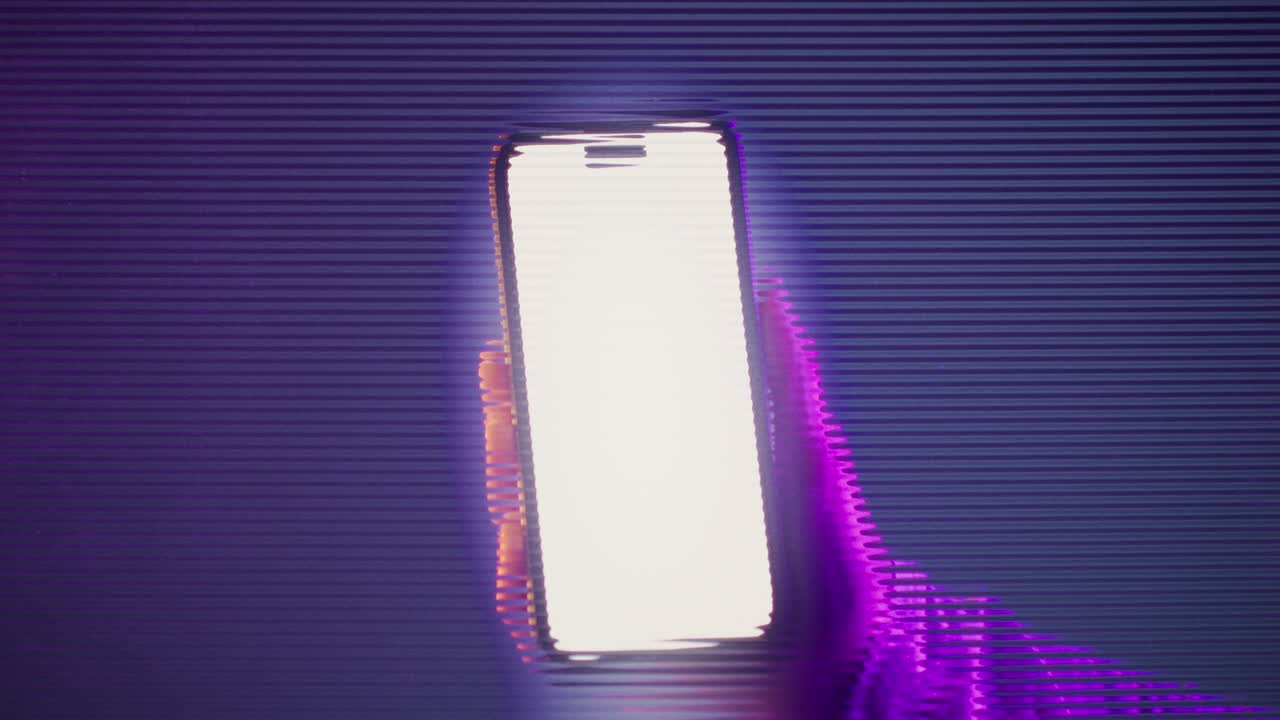 Mano di donna con un telefono cellulare dietro un vetro