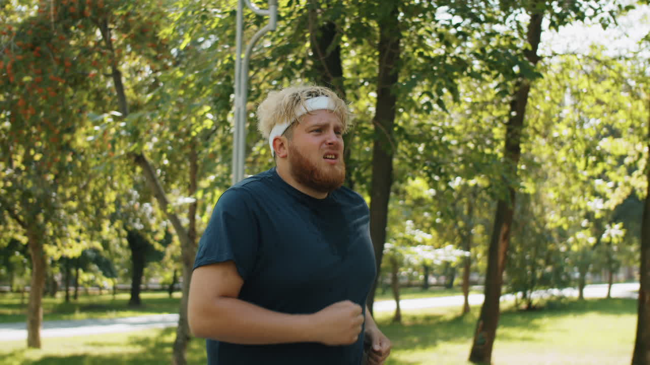 Uomo obeso che corre nel parco