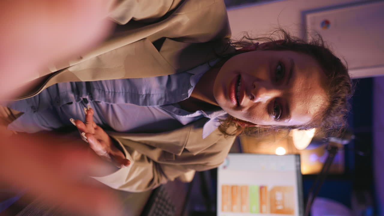 mujer de negocios trabajando en escritorio