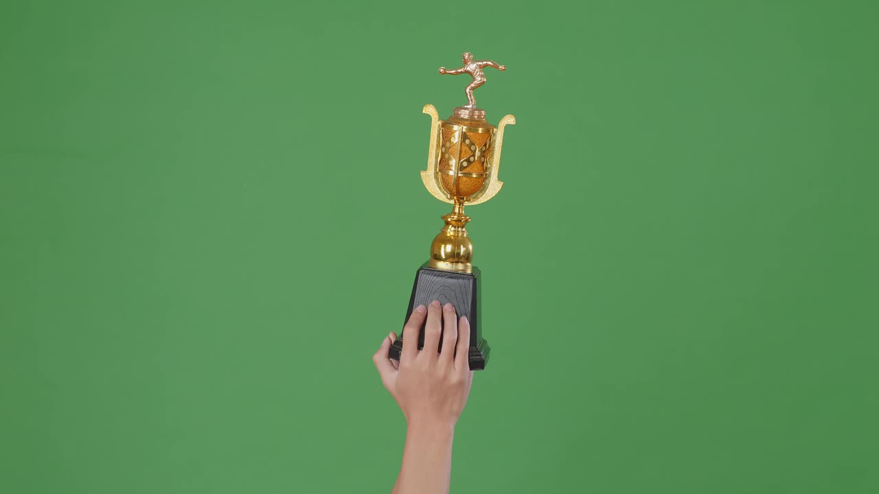 볼링 트로피 를 들고 있는 손