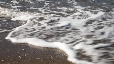 Hautnah-Auf-Rollenden-Wellen-An-Einem-Sandstrand