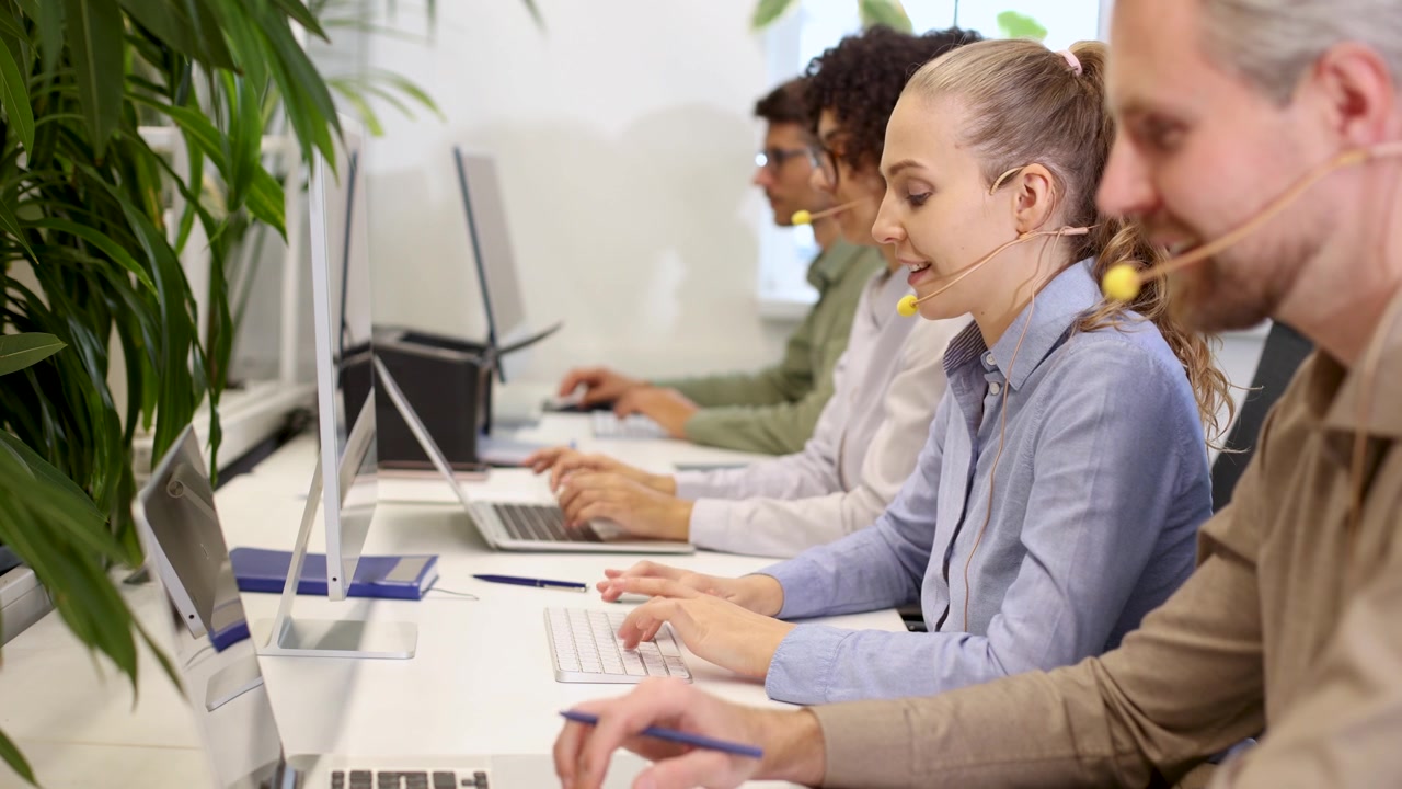 Kundenservice-Team arbeitet mit Headsets im modernen Büro