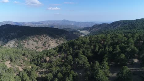 imágenes aéreas sobrevolando la cordillera de troodos en chipre.