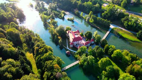 Malerische-4K-Drohnenaufnahmen-Der-Burg-Otočec-In-Wunderschönem-Sonnigen-Licht