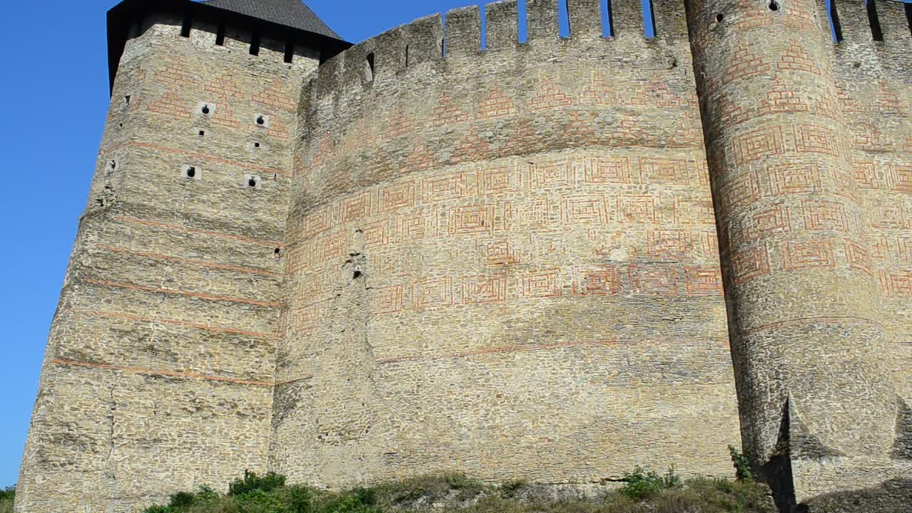 Mura della fortezza ucraina. Fortezza medievale nella città di Khotyn, Ucraina occidentale