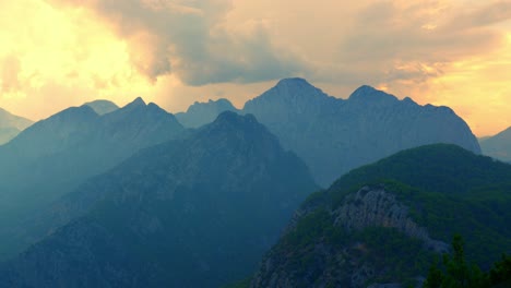 Impresionante-Vídeo-4k-De-Una-Cadena-Montañosa-De-Tauro,-Antalya-turquía-Al-Atardecer