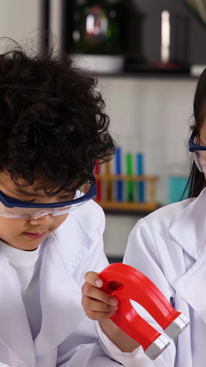 Anak-anak Berjas Lab Melakukan Eksperimen Sains dengan Magnet
