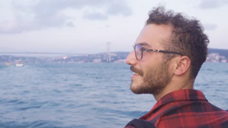 joven emocionado viajando en ferry.