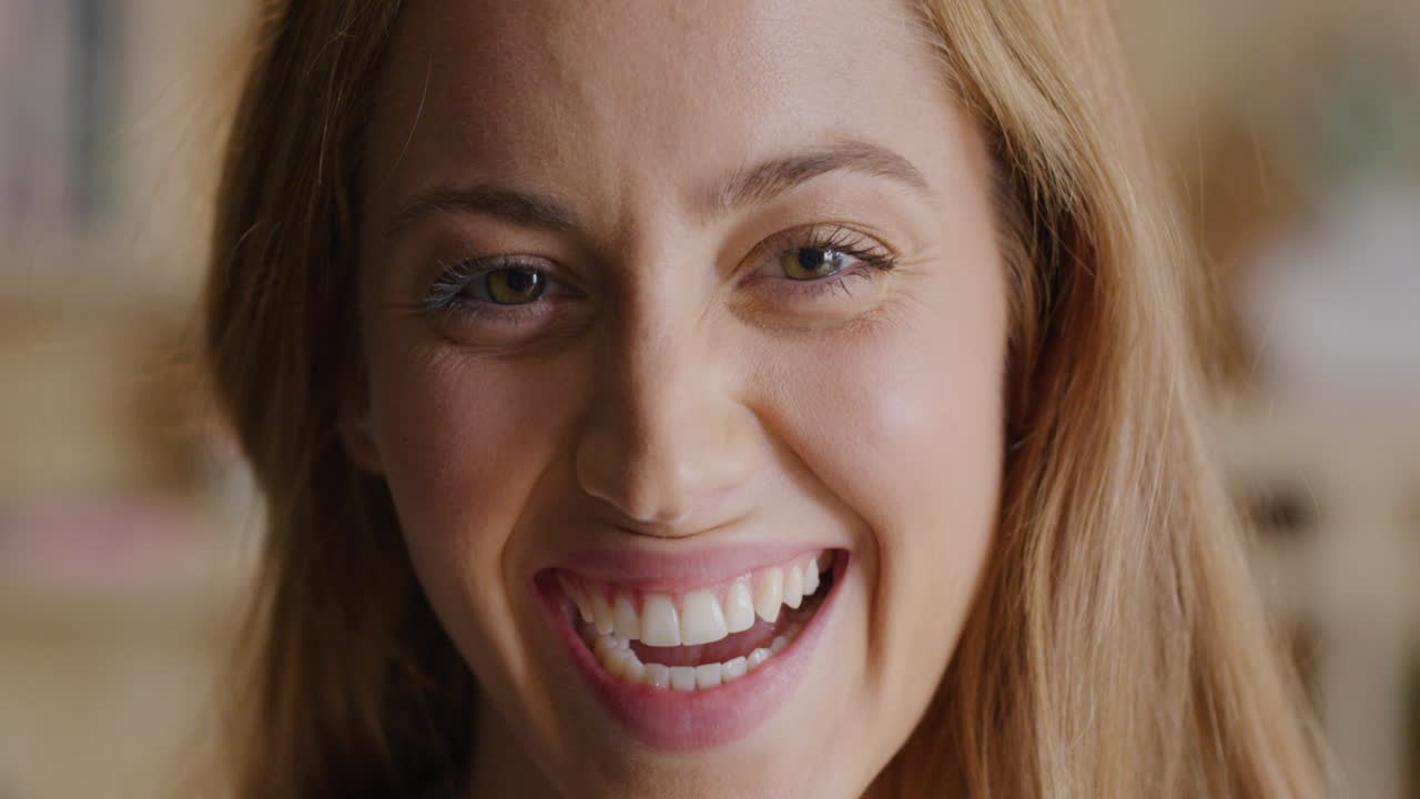 retrato de una mujer hermosa sonriendo en casa disfrutando de un estilo de vida feliz