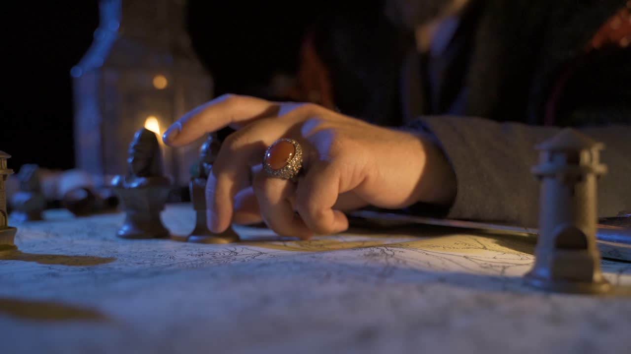 지도를 작업하는 사령관. 역사적인 다큐멘터리.