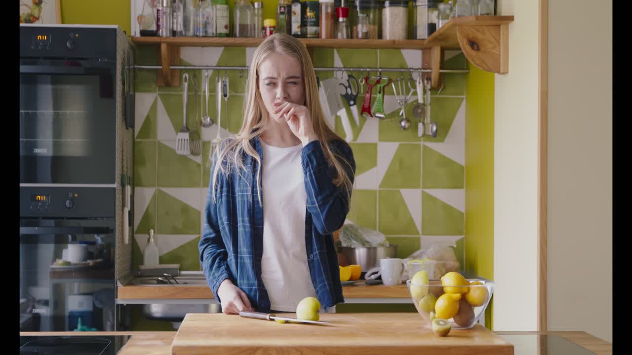 Donna che prepara frutta in cucina
