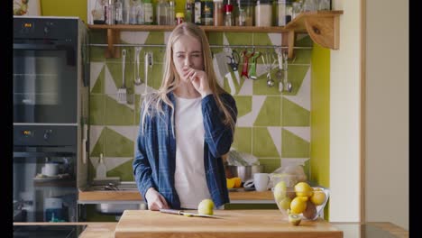 mujer preparando frutas en la cocina
