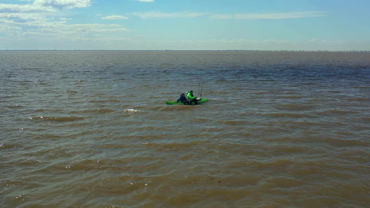 카누에서 낚시하는 아버지와 아들