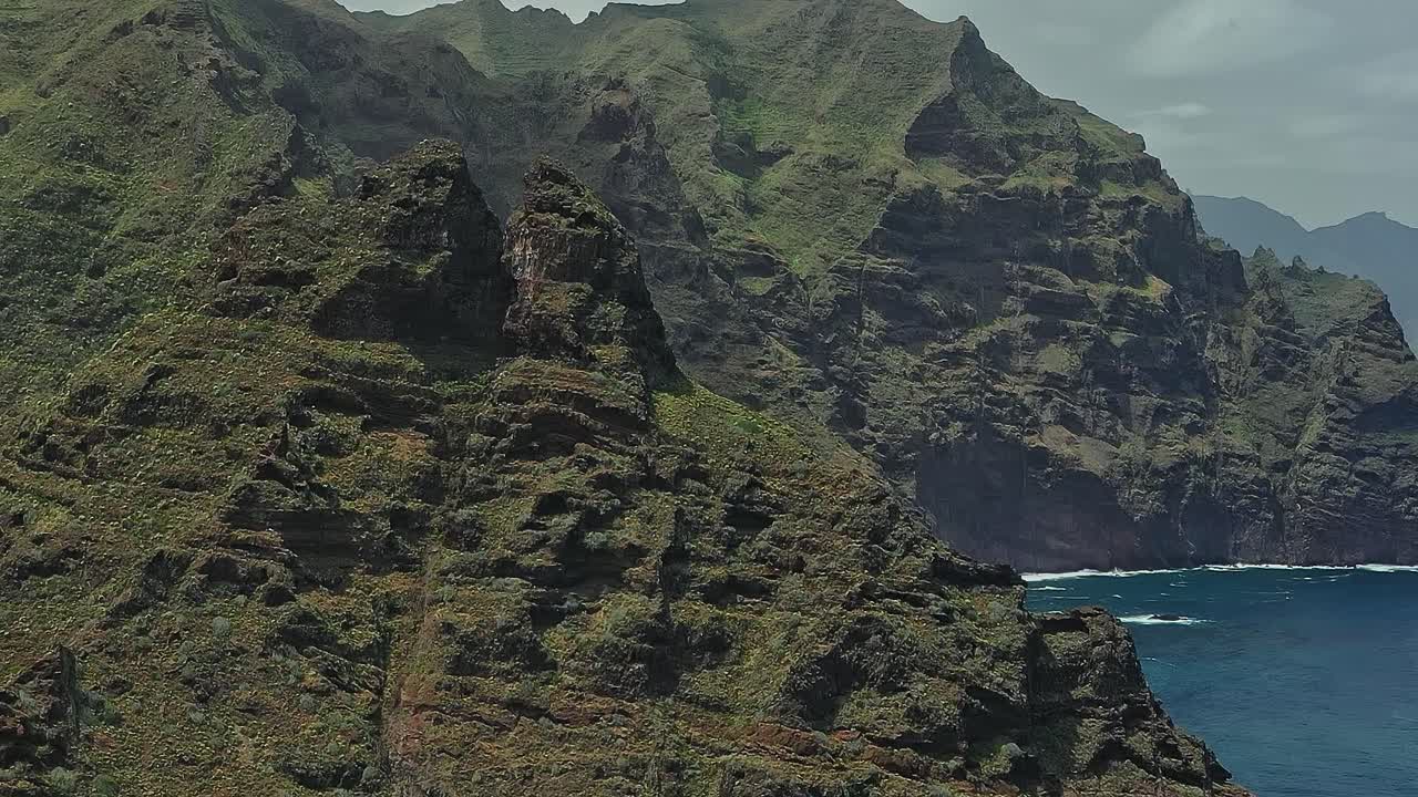 Acantilados de montaña y olas del océano en Tenerife, España, durante el día