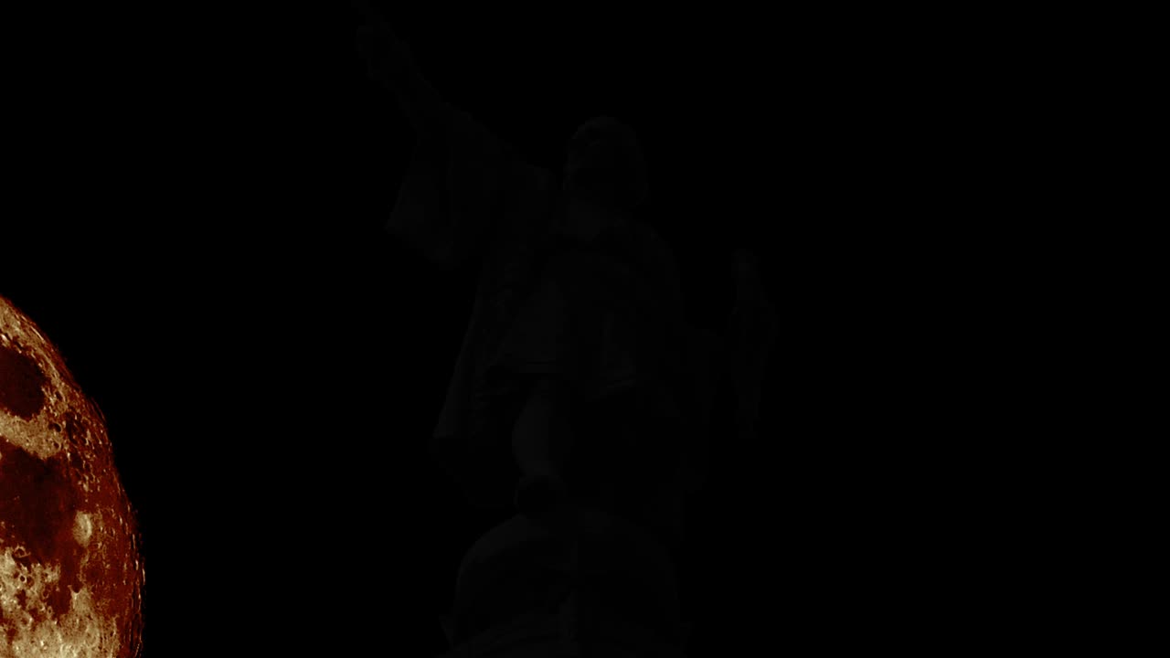 Sagome di Cristoforo Colombo con luna gigante