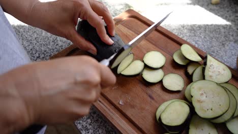 Schnittbild-Einer-Person,-Die-Eine-Amerikanische-Aubergine-Schneidet