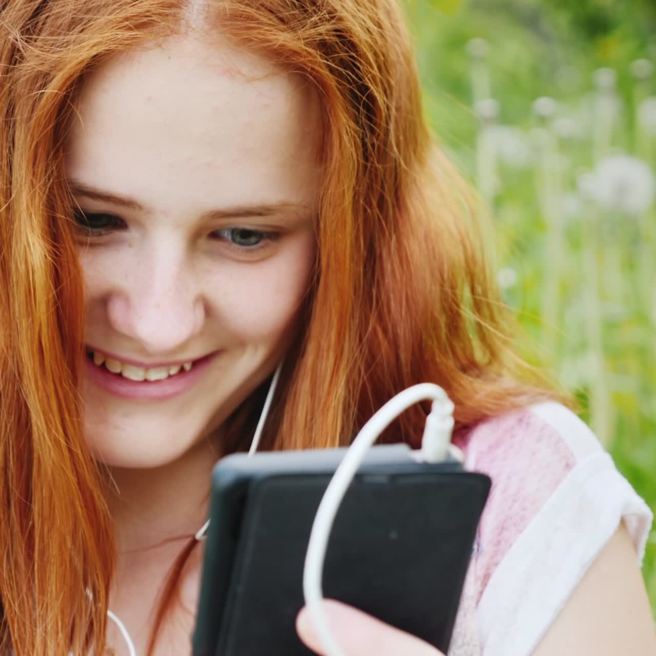 Ragazza adolescente sorridente che usa il telefono