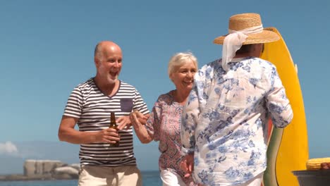 Amigos-Mayores-Bailando-Y-Bebiendo-Cerveza-En-La-Playa.