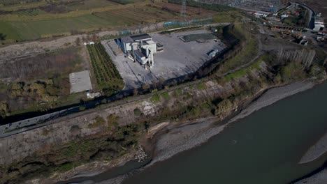 Elbasan-Verbrennungsanlage-In-Albanien,-Gebaut-Für-Abfallrecycling-Am-Ufer-Des-Flusses,-Fonds-Für-Umweltbelange