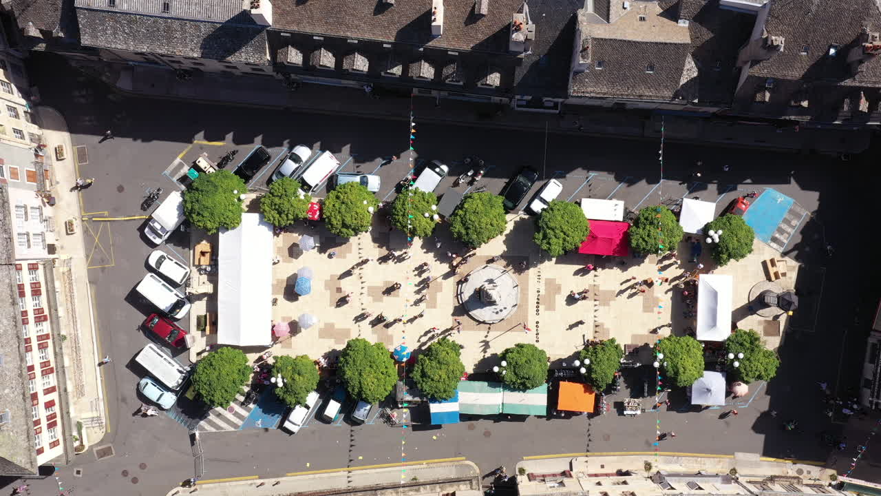 vista vertical aérea sobre la plaza henri cordesse con árboles y personas francia