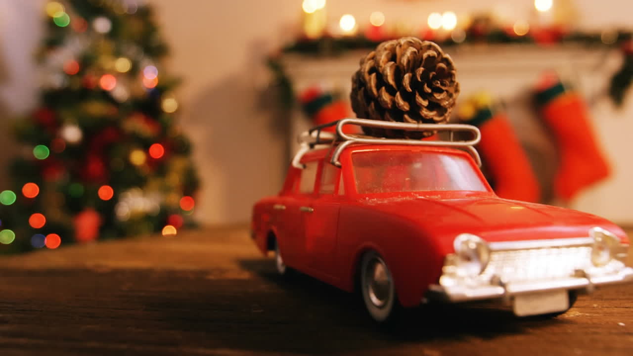 animación de texto hohoho sobre decoraciones de navidad y coche de juguete.