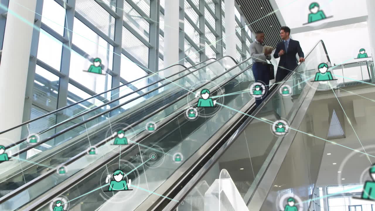 에스컬레이터에서 다양한 비즈니스 사람들 위의 아이콘과 연결 네트워크의 애니메이션