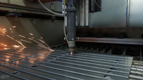 máquina láser industrial moderna con cnc, tecnología de corte de metal. corte láser de tubos de acero en una fábrica moderna. láser corta agujeros en el tubo.
