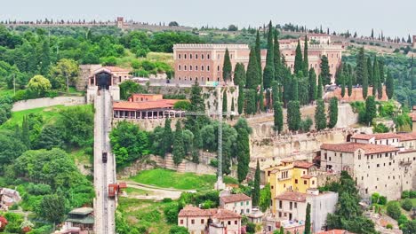 Aussichtspunkt-Der-Schrägaufzugsseilbahn-Zum-Schloss-San-Pietro-In-Verona,-Italien