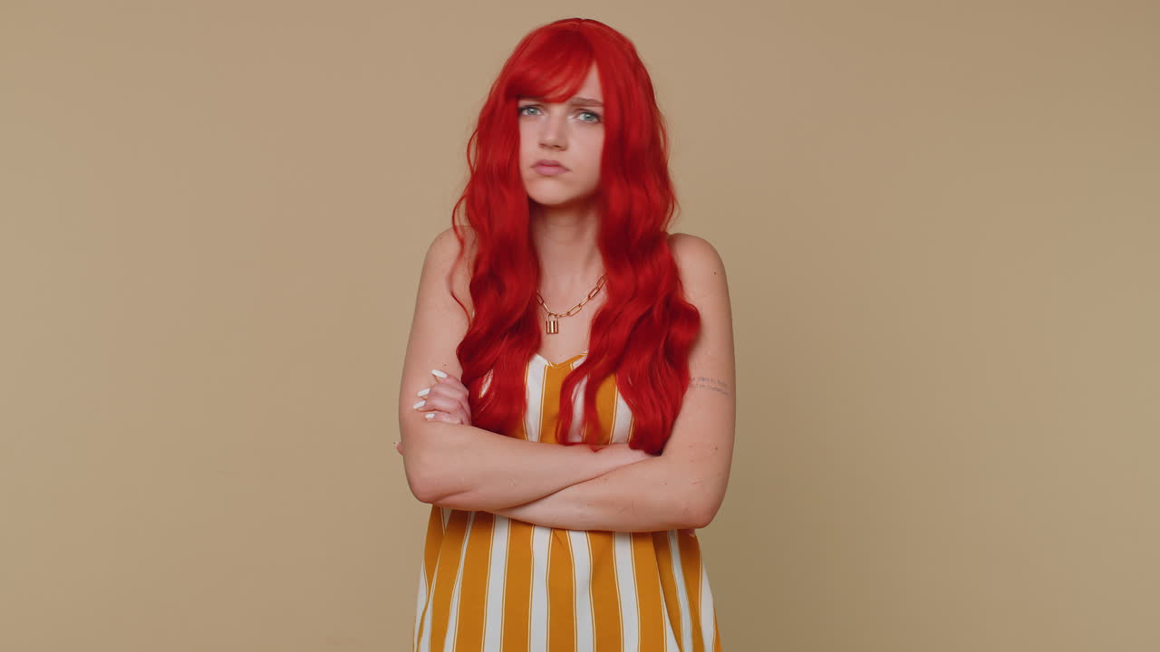 불만족 한 소녀 머리 를 흔들며 아니, 짜증 을 표현 하고 지루 함 을 느끼고 실망 한 결과 나쁜 소식