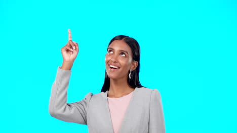 una mujer de negocios sonriente apuntando hacia arriba.