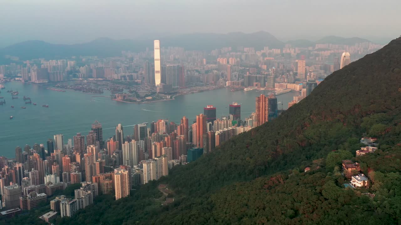 vista aérea de la poblada ciudad costera de la isla de hong kong, hong kong junto al mar al atardecer