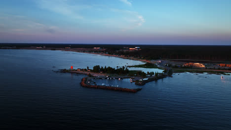 Vista-Aérea-De-La-Isla-Keskuskari-Con-Fondo-De-Dunas-De-Kalajoki,-Puesta-De-Sol-En-Finlandia