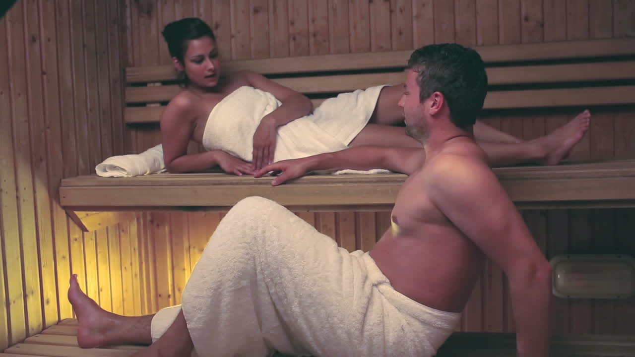 Coppia che si rilassa e chiacchiera insieme in una sauna