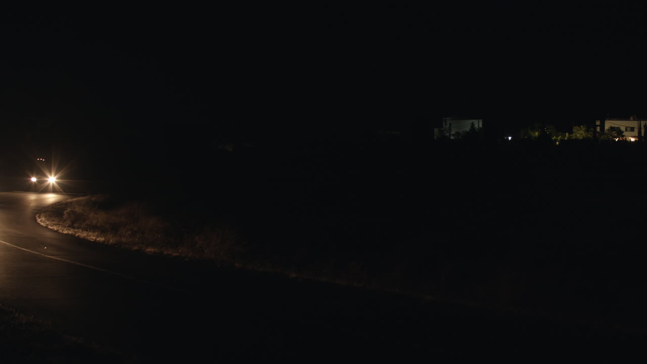 Tre auto su una strada di campagna di notte