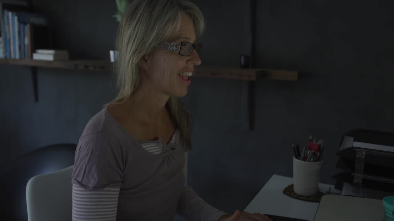 mujer usando la computadora en casa por la noche