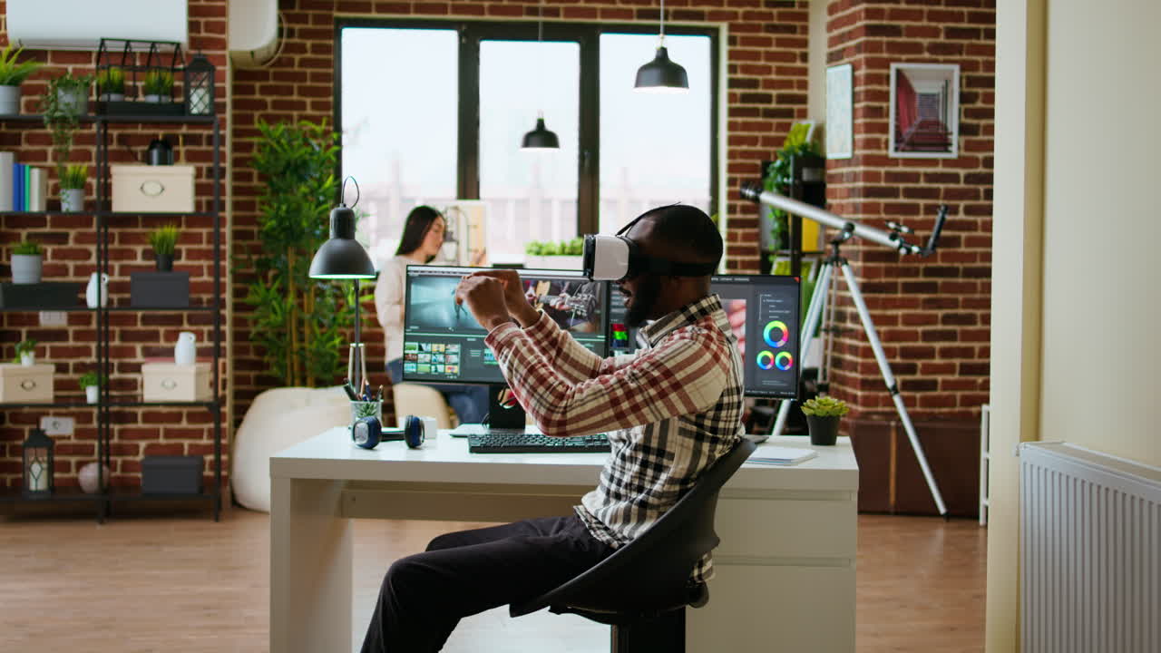 아프리카계 미국인 편집자는 가상 현실 안경을 사용하여 색을 분류합니다.