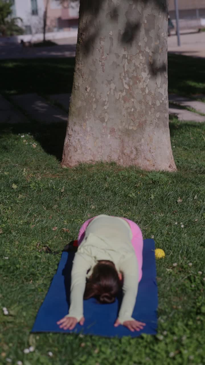 mujer practicando yoga al aire libre