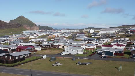 Edificios-Residenciales-En-La-Ciudad-De-Vestmannaeyjabær-En-La-Isla-De-Heimaey,-Antena