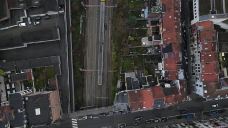 unidades de tren a lo largo del ferrocarril a través de la ciudad de bruselas, vista de seguimiento aéreo