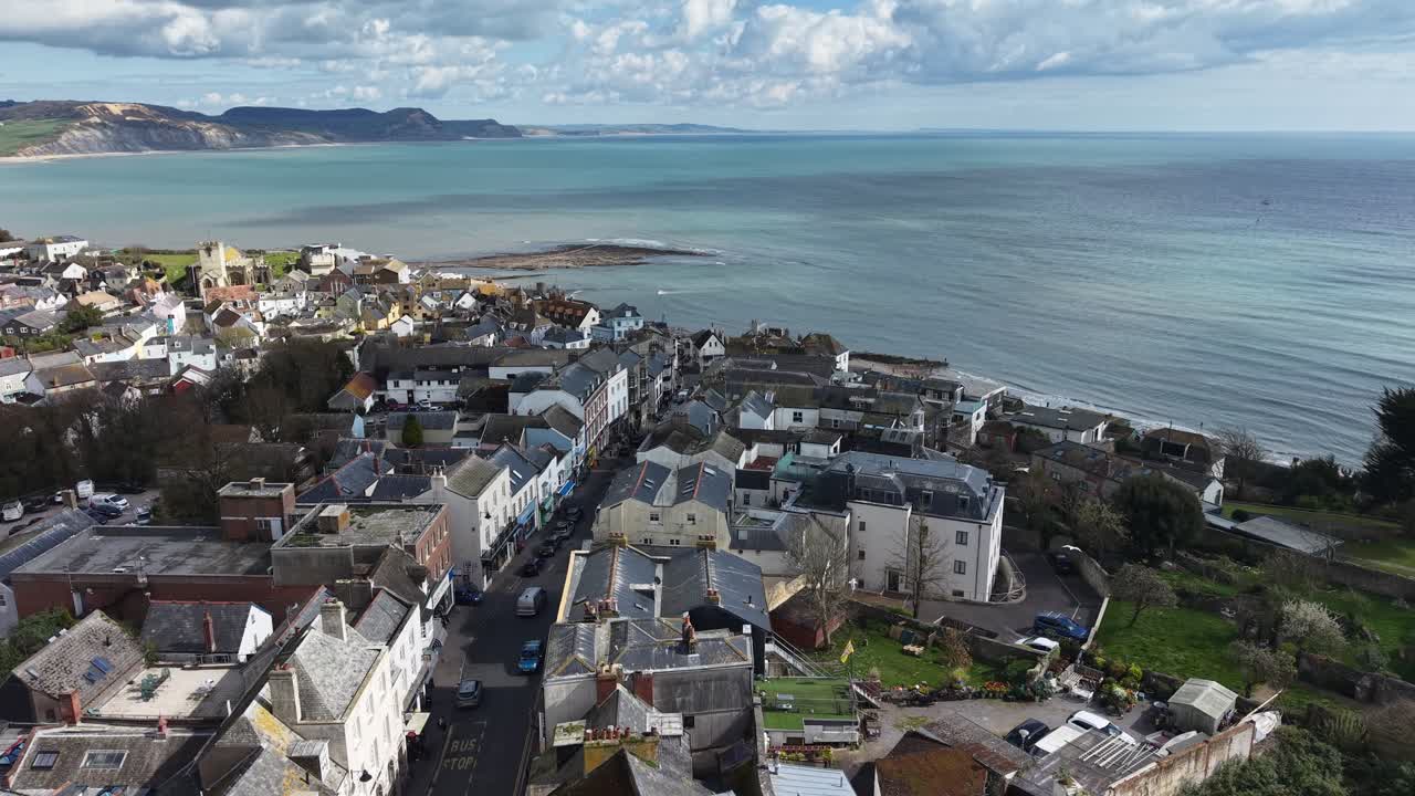 Lyme Regis, Devon, Storbritannien, hovedgade droneoptagelse med indzoomning