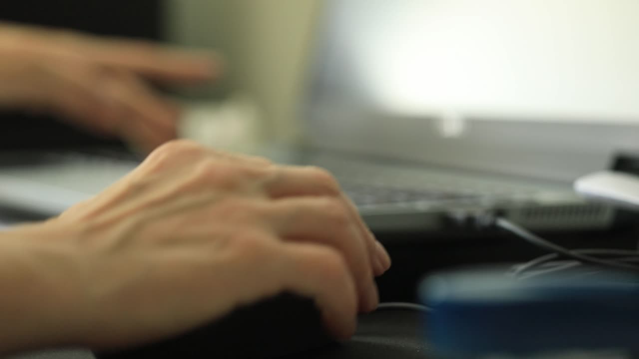 tareas de oficina en cámara lenta