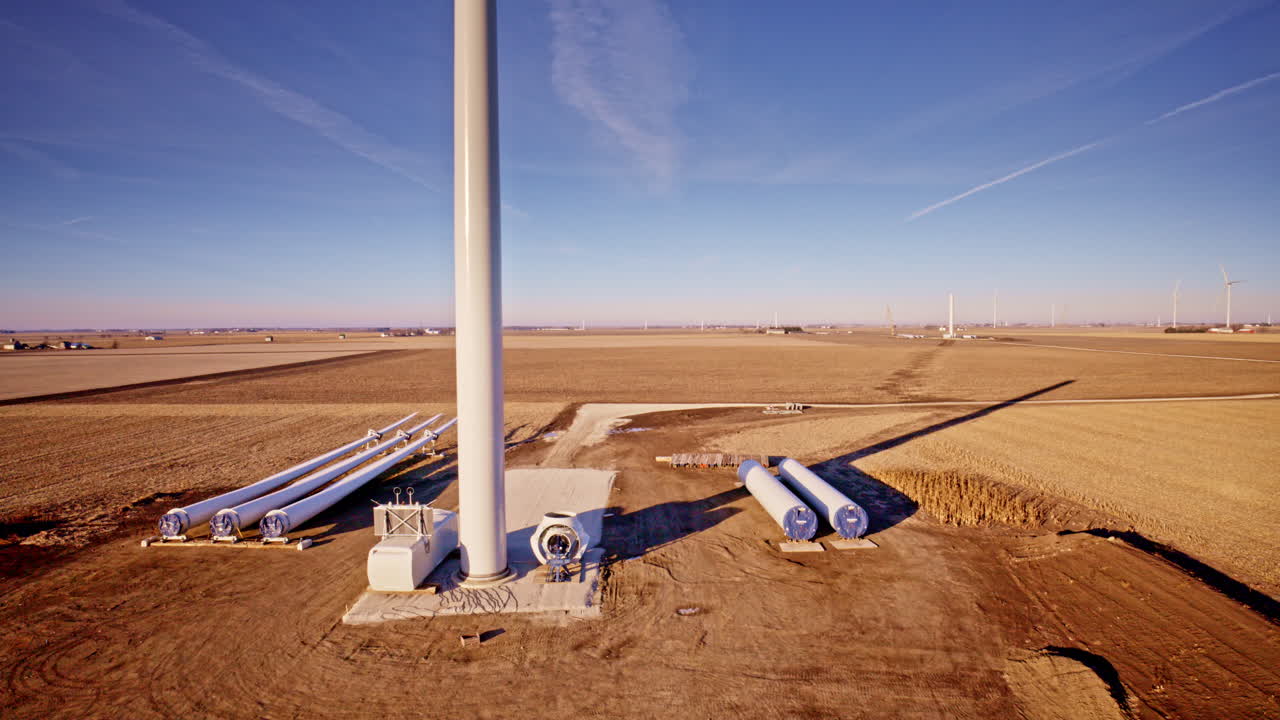 Lenta rotazione aerea attorno a turbine eoliche parzialmente completate.