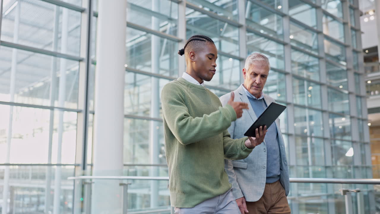 Tablet, conversazione e manager che parla con un uomo