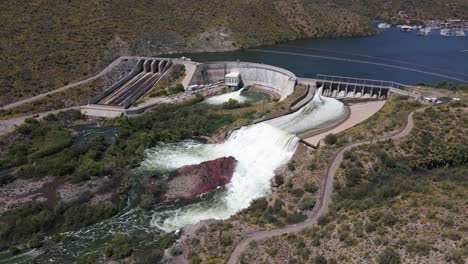 Vista-Aérea-De-La-Presa-Que-Libera-Agua,-La-Presa-De-La-Montaña-Stewart-Y-El-Lago-Saguaro-En-Arizona