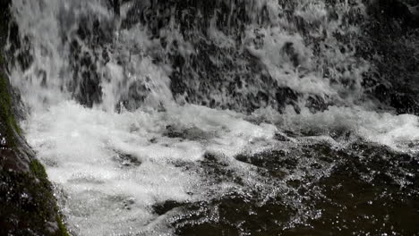 Sprudelndes-Wildwasser-Trifft-Auf-Den-Grund-Des-Wasserfalls,-Aufgenommen-In-Zeitlupe-Mit-180-Bildern-Pro-Sekunde