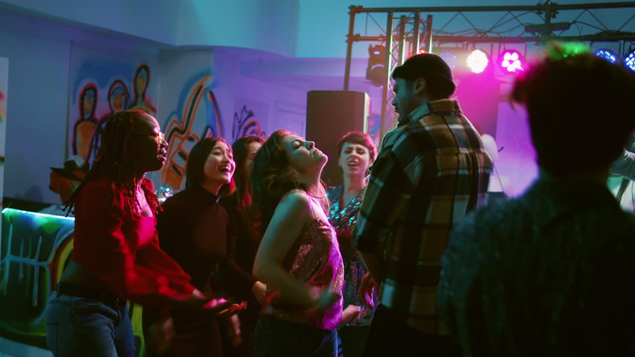 un grupo de jóvenes bailando en un club nocturno