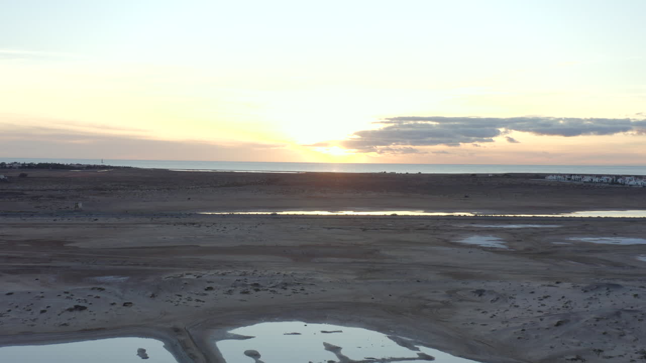 puesta de sol panorámica sobre isla do sal en cabo verde, áfrica occidental. tomada aérea amplia